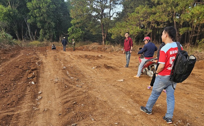 Truy t&igrave;m nghi phạm cướp ng&acirc;n h&agrave;ng ở Gia Lai: Ph&aacute;t hiện xe m&aacute;y bị ch&ocirc;n gần khu c&ocirc;ng nghiệp - Ảnh 1.