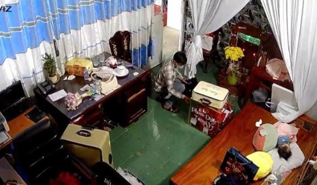 CLIP: Nam thanh ni&ecirc;n lẻn v&agrave;o tiệc cưới ăn cắp tiền mừng rồi mua v&agrave;ng v&agrave; Iphone tặng bạn g&aacute;i - Ảnh 1.