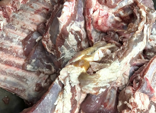 Địa phương l&ecirc;n tiếng về số sườn heo đ&ocirc;ng lạnh c&oacute; "m&agrave;u lạ" đưa v&agrave;o trường học - Ảnh 1.