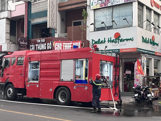 Ch&aacute;y tiệm rượu ở trung t&acirc;m TPHCM v&agrave;o giờ tan tầm - Ảnh 2.