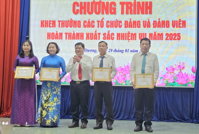 Nhiều hoạt động phường B&igrave;nh Dương kỷ niệm 96 năm Ng&agrave;y th&agrave;nh lập Đảng Cộng sản Việt Nam - Ảnh 3.