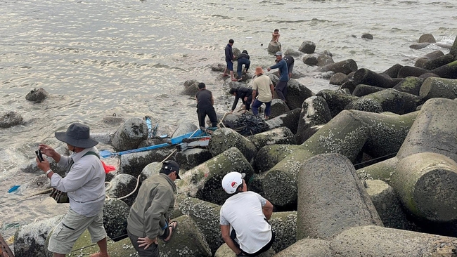 V&agrave;o cửa cảng gặp s&oacute;ng lớn, t&agrave;u ch&igrave;m, thuyền vi&ecirc;n 16 tuổi mất t&iacute;ch - Ảnh 1.