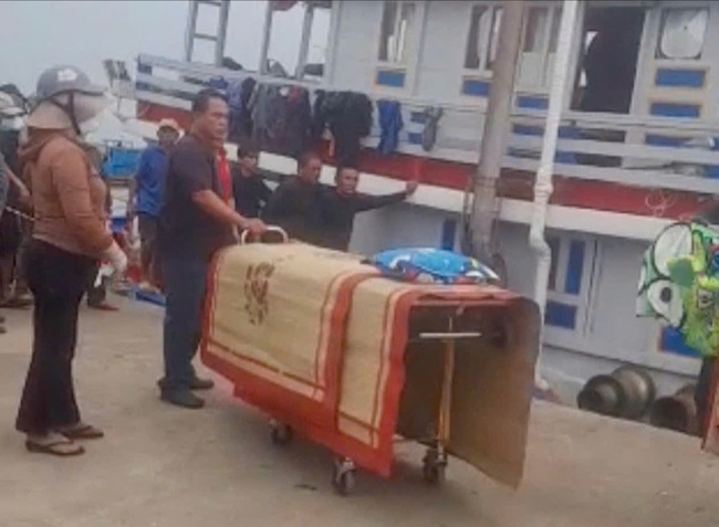 Thuyền vi&ecirc;n tử vong khi lặn kiểm tra ch&acirc;n vịt t&agrave;u c&aacute; tr&ecirc;n biển - Ảnh 1.