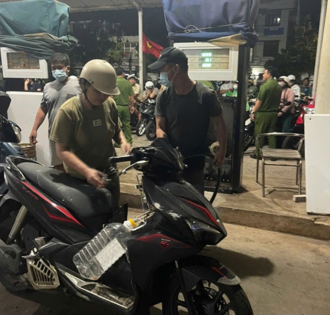 C&acirc;y xăng tr&ecirc;n đảo Ph&uacute; Qu&yacute; mở b&aacute;n trở lại để phục vụ người d&acirc;n - Ảnh 1.