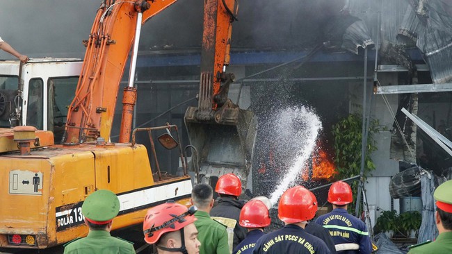 Hiện trường vụ ch&aacute;y cửa h&agrave;ng vật liệu x&acirc;y dựng tại Đ&agrave; Nẵng, cột kh&oacute;i cao h&agrave;ng chục m&eacute;t - Ảnh 3.