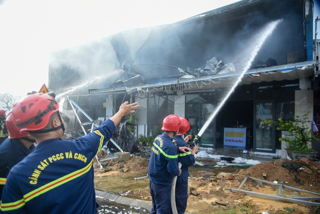Hiện trường vụ ch&aacute;y cửa h&agrave;ng vật liệu x&acirc;y dựng tại Đ&agrave; Nẵng, cột kh&oacute;i cao h&agrave;ng chục m&eacute;t - Ảnh 2.