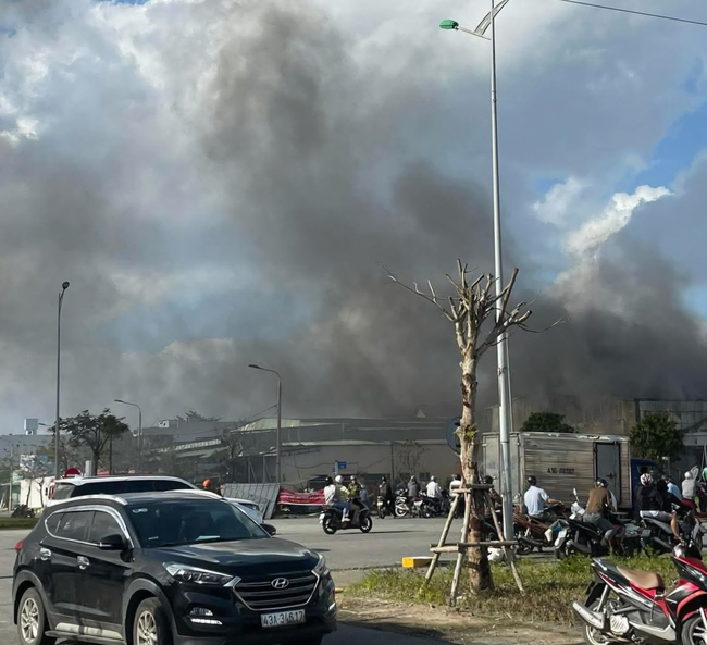 Hiện trường vụ ch&aacute;y cửa h&agrave;ng vật liệu x&acirc;y dựng tại Đ&agrave; Nẵng, cột kh&oacute;i cao h&agrave;ng chục m&eacute;t - Ảnh 1.