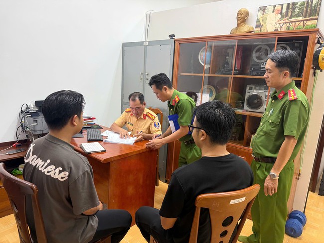 Thanh ni&ecirc;n chạy xe bốc đầu ở TPHCM đ&atilde; bị tịch thu xe - Ảnh 1.