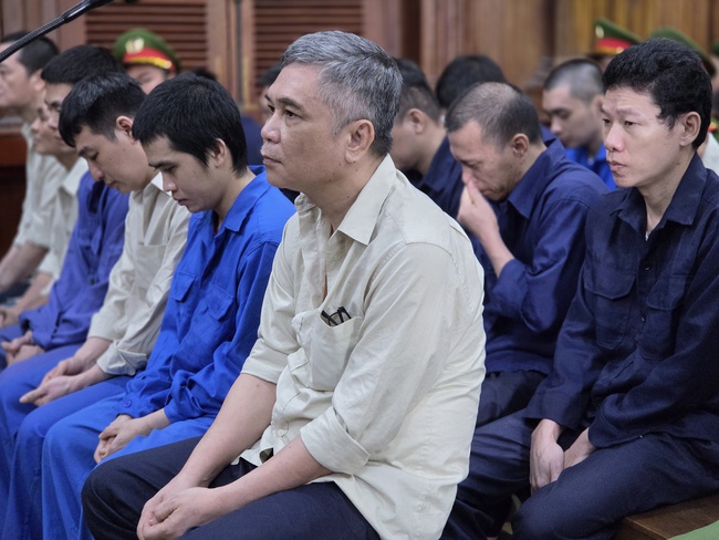 Cựu gi&aacute;m đốc Trung t&acirc;m đăng kiểm 50 - 04 v bị x&eacute;t xử tại TAND TP HCM - Ảnh 1.