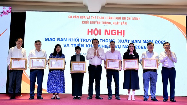 B&aacute;o Người Lao Động nhận Bằng khen từ Chủ tịch UBND TPHCM v&igrave; th&agrave;nh t&iacute;ch xuất sắc - Ảnh 1.