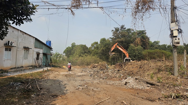 &Aacute;m ảnh với bụi đất đỏ khi đi qua đường L&ograve; Lu ở phường Ch&aacute;nh Hiệp - Ảnh 5.