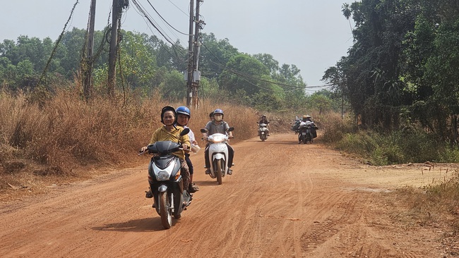 &Aacute;m ảnh với bụi đất đỏ khi đi qua đường L&ograve; Lu ở phường Ch&aacute;nh Hiệp - Ảnh 1.