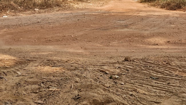 &Aacute;m ảnh với bụi đất đỏ khi đi qua đường L&ograve; Lu ở phường Ch&aacute;nh Hiệp - Ảnh 4.