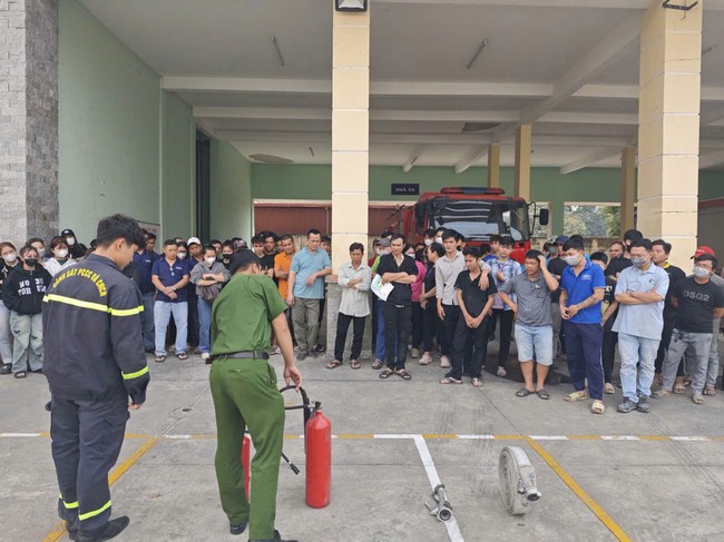 Cảnh s&aacute;t PCCC ph&aacute;t cảnh b&aacute;o nguy cơ ch&aacute;y, nổ trong m&ugrave;a hanh kh&ocirc; dịp Tết Nguy&ecirc;n đ&aacute;n - Ảnh 4.