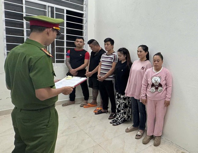 V&aacute;c kiếm ch&eacute;m loạn xạ giữa phố biển, 5 người bị khởi tố - Ảnh 1.