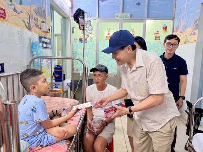Ông Tiên lì xì bệnh nhi bệnh viện Nhi Đồng 2 - Ảnh 1.