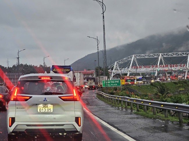 &Ugrave;n tắc k&eacute;o d&agrave;i tại khu vực Đ&egrave;o Cả - Ảnh 1.