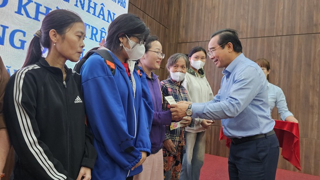 Chủ tịch UBND TPHCM Nguyễn Văn Được tặng qu&agrave; cho hộ ngh&egrave;o tại phường Dĩ An - Ảnh 3.