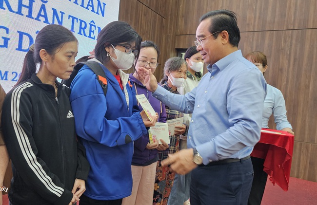 Chủ tịch UBND TPHCM Nguyễn Văn Được tặng qu&agrave; cho hộ ngh&egrave;o tại phường Dĩ An - Ảnh 4.