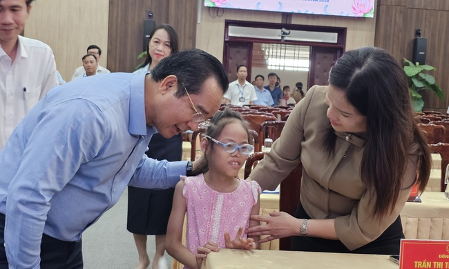 Chủ tịch UBND TPHCM Nguyễn Văn Được tặng qu&agrave; cho hộ ngh&egrave;o tại phường Dĩ An - Ảnh 2.