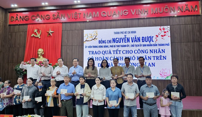 Chủ tịch UBND TPHCM Nguyễn Văn Được tặng qu&agrave; cho hộ ngh&egrave;o tại phường Dĩ An - Ảnh 6.