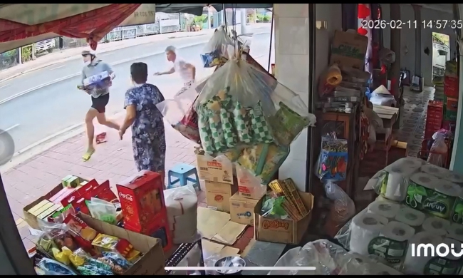 2 Thanh ni&ecirc;n cướp th&ugrave;ng bia trước sự giằng co quyết liệt của cụ &ocirc;ng - Ảnh 1.