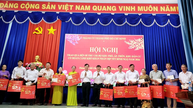 Ph&oacute; B&iacute; thư th&agrave;nh ủy TPHCM tặng qu&agrave; Tết cho B&iacute; thư chi bộ khu vực B&igrave;nh Dương - Ảnh 3.