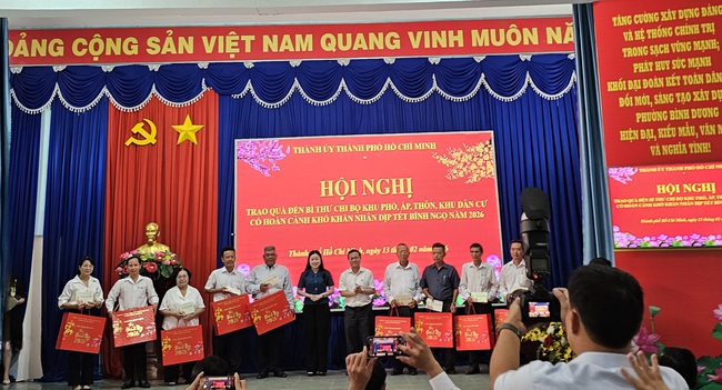 Ph&oacute; B&iacute; thư th&agrave;nh ủy TPHCM tặng qu&agrave; Tết cho B&iacute; thư chi bộ khu vực B&igrave;nh Dương - Ảnh 4.