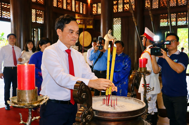 L&atilde;nh đạo TPHCM d&acirc;ng c&uacute;ng b&aacute;nh t&eacute;t l&ecirc;n Quốc Tổ H&ugrave;ng Vương - Ảnh 15.