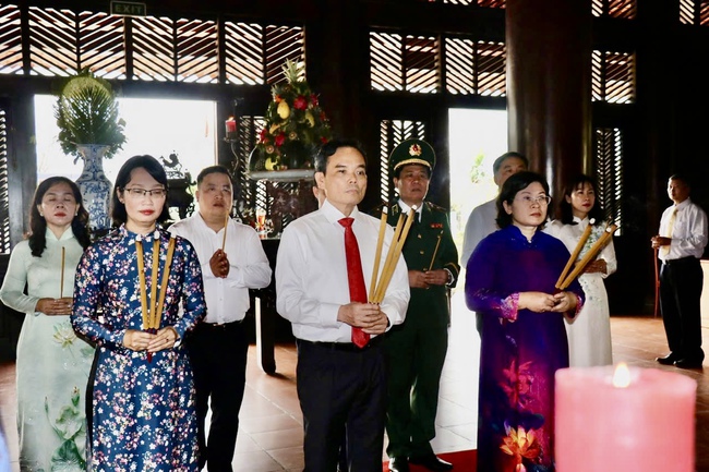 L&atilde;nh đạo TPHCM d&acirc;ng c&uacute;ng b&aacute;nh t&eacute;t l&ecirc;n Quốc Tổ H&ugrave;ng Vương - Ảnh 14.