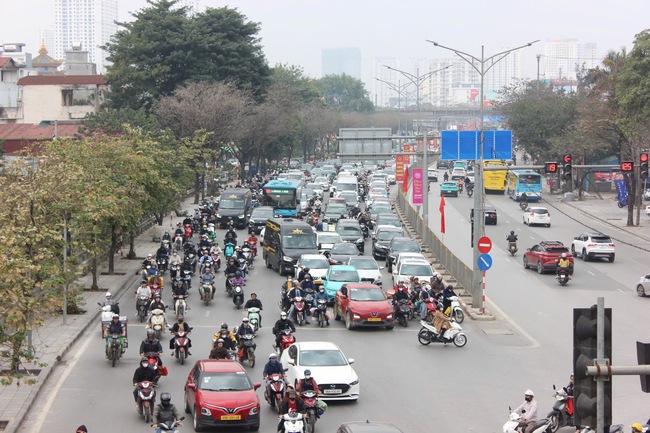 D&ograve;ng người rời H&agrave; Nội về qu&ecirc; nghỉ Tết sau ng&agrave;y l&agrave;m việc cuối c&ugrave;ng của  - Ảnh 4.