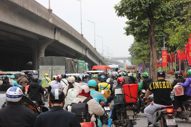 D&ograve;ng người rời H&agrave; Nội về qu&ecirc; nghỉ Tết sau ng&agrave;y l&agrave;m việc cuối c&ugrave;ng của  - Ảnh 2.