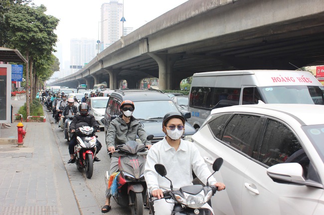 D&ograve;ng người rời H&agrave; Nội về qu&ecirc; nghỉ Tết sau ng&agrave;y l&agrave;m việc cuối c&ugrave;ng của  - Ảnh 3.