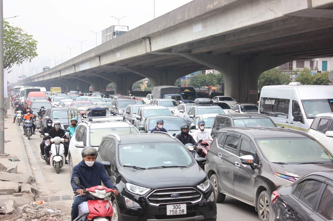 D&ograve;ng người rời H&agrave; Nội về qu&ecirc; nghỉ Tết sau ng&agrave;y l&agrave;m việc cuối c&ugrave;ng của  - Ảnh 1.