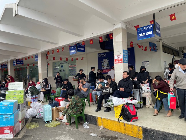 D&ograve;ng người rời H&agrave; Nội về qu&ecirc; nghỉ Tết sau ng&agrave;y l&agrave;m việc cuối c&ugrave;ng của  - Ảnh 6.