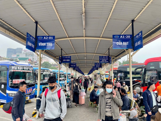 D&ograve;ng người rời H&agrave; Nội về qu&ecirc; nghỉ Tết sau ng&agrave;y l&agrave;m việc cuối c&ugrave;ng của  - Ảnh 5.