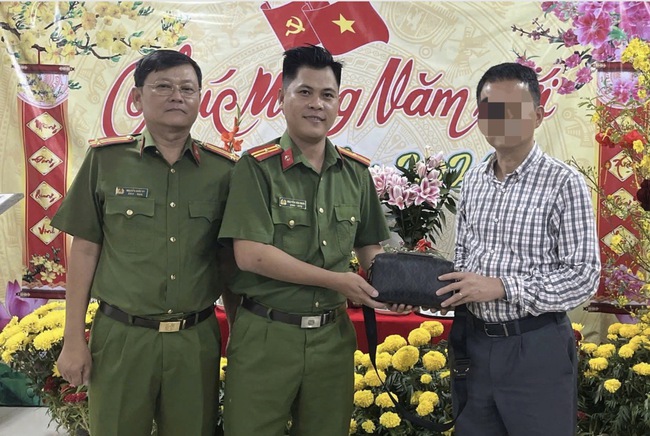 Niềm vui của người đ&agrave;n &ocirc;ng ở TPHCM v&agrave;o đ&ecirc;m giao thừa - Ảnh 1.