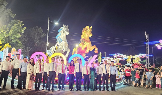 Ấn tượng với linh vật thi&ecirc;n m&atilde; sải bước giữa ng&acirc;n h&agrave; v&agrave; th&aacute;nh gi&oacute;ng cưỡi ngựa sắt phun lửa - Ảnh 4.