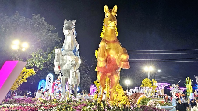 Ấn tượng với linh vật thi&ecirc;n m&atilde; sải bước giữa ng&acirc;n h&agrave; v&agrave; th&aacute;nh gi&oacute;ng cưỡi ngựa sắt phun lửa - Ảnh 3.