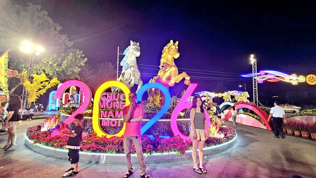 Ấn tượng với linh vật thi&ecirc;n m&atilde; sải bước giữa ng&acirc;n h&agrave; v&agrave; th&aacute;nh gi&oacute;ng cưỡi ngựa sắt phun lửa - Ảnh 8.