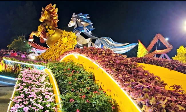 Ấn tượng với linh vật thi&ecirc;n m&atilde; sải bước giữa ng&acirc;n h&agrave; v&agrave; th&aacute;nh gi&oacute;ng cưỡi ngựa sắt phun lửa - Ảnh 2.