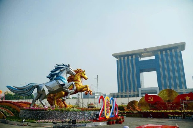 Ấn tượng với linh vật thi&ecirc;n m&atilde; sải bước giữa ng&acirc;n h&agrave; v&agrave; th&aacute;nh gi&oacute;ng cưỡi ngựa sắt phun lửa - Ảnh 1.