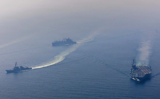 T&agrave;u s&acirc;n bay USS Abraham Lincoln đ&atilde; hiện diện ở biển Ả Rập. Ảnh: Hải qu&acirc;n Mỹ