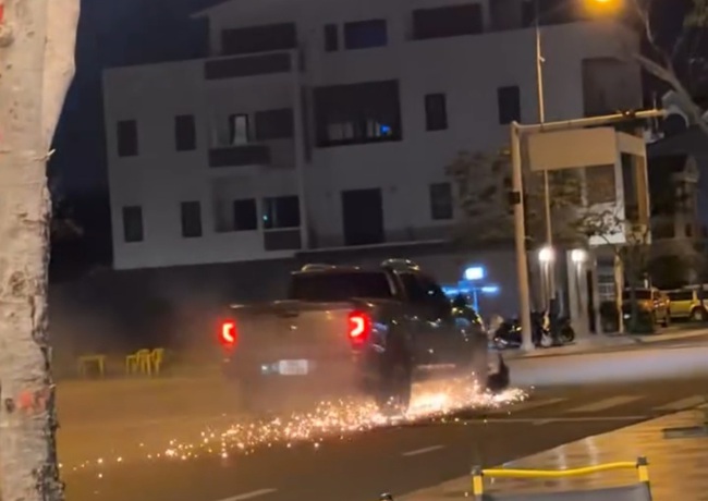 &Ocirc; t&ocirc; k&eacute;o l&ecirc; xe m&aacute;y gần 1km, một người tử vong - Ảnh 1.