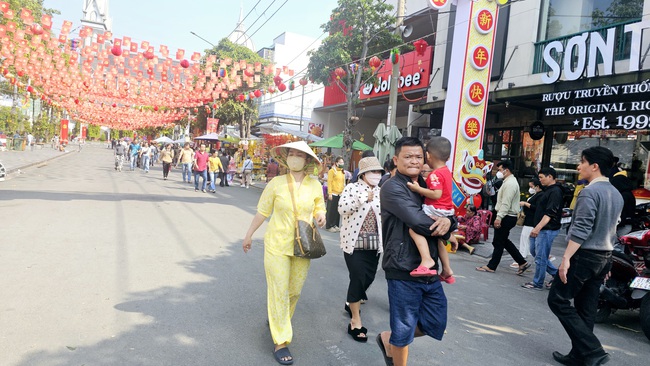 H&igrave;nh ảnh kh&aacute;c lạ tại Ch&ugrave;a B&agrave; B&igrave;nh Dương ng&agrave;y m&ugrave;ng 7 th&aacute;ng gi&ecirc;ng - Ảnh 1.