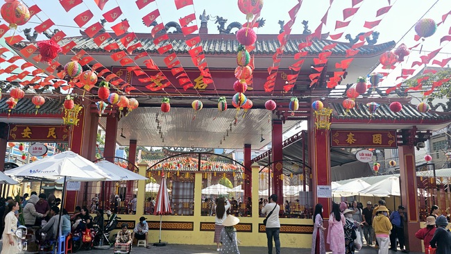 H&igrave;nh ảnh kh&aacute;c lạ tại Ch&ugrave;a B&agrave; B&igrave;nh Dương ng&agrave;y m&ugrave;ng 7 th&aacute;ng gi&ecirc;ng - Ảnh 2.