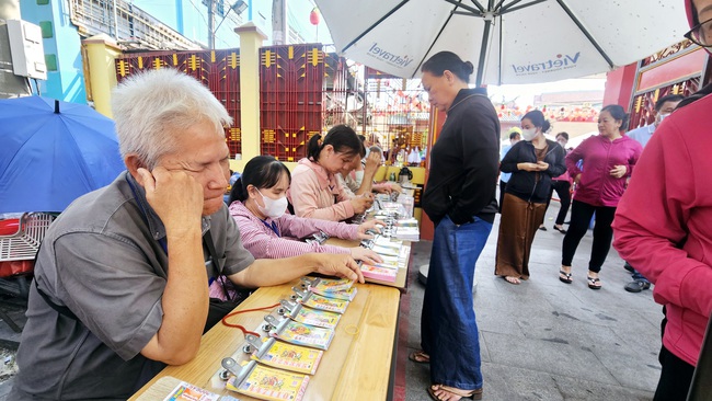 H&igrave;nh ảnh kh&aacute;c lạ tại Ch&ugrave;a B&agrave; B&igrave;nh Dương ng&agrave;y m&ugrave;ng 7 th&aacute;ng gi&ecirc;ng - Ảnh 6.