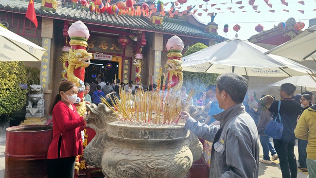 H&igrave;nh ảnh kh&aacute;c lạ tại Ch&ugrave;a B&agrave; B&igrave;nh Dương ng&agrave;y m&ugrave;ng 7 th&aacute;ng gi&ecirc;ng - Ảnh 3.