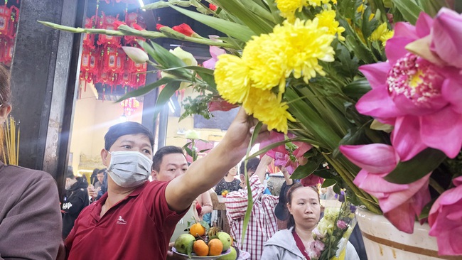 H&igrave;nh ảnh kh&aacute;c lạ tại Ch&ugrave;a B&agrave; B&igrave;nh Dương ng&agrave;y m&ugrave;ng 7 th&aacute;ng gi&ecirc;ng - Ảnh 8.