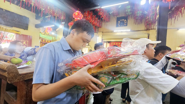 H&igrave;nh ảnh kh&aacute;c lạ tại Ch&ugrave;a B&agrave; B&igrave;nh Dương ng&agrave;y m&ugrave;ng 7 th&aacute;ng gi&ecirc;ng - Ảnh 7.